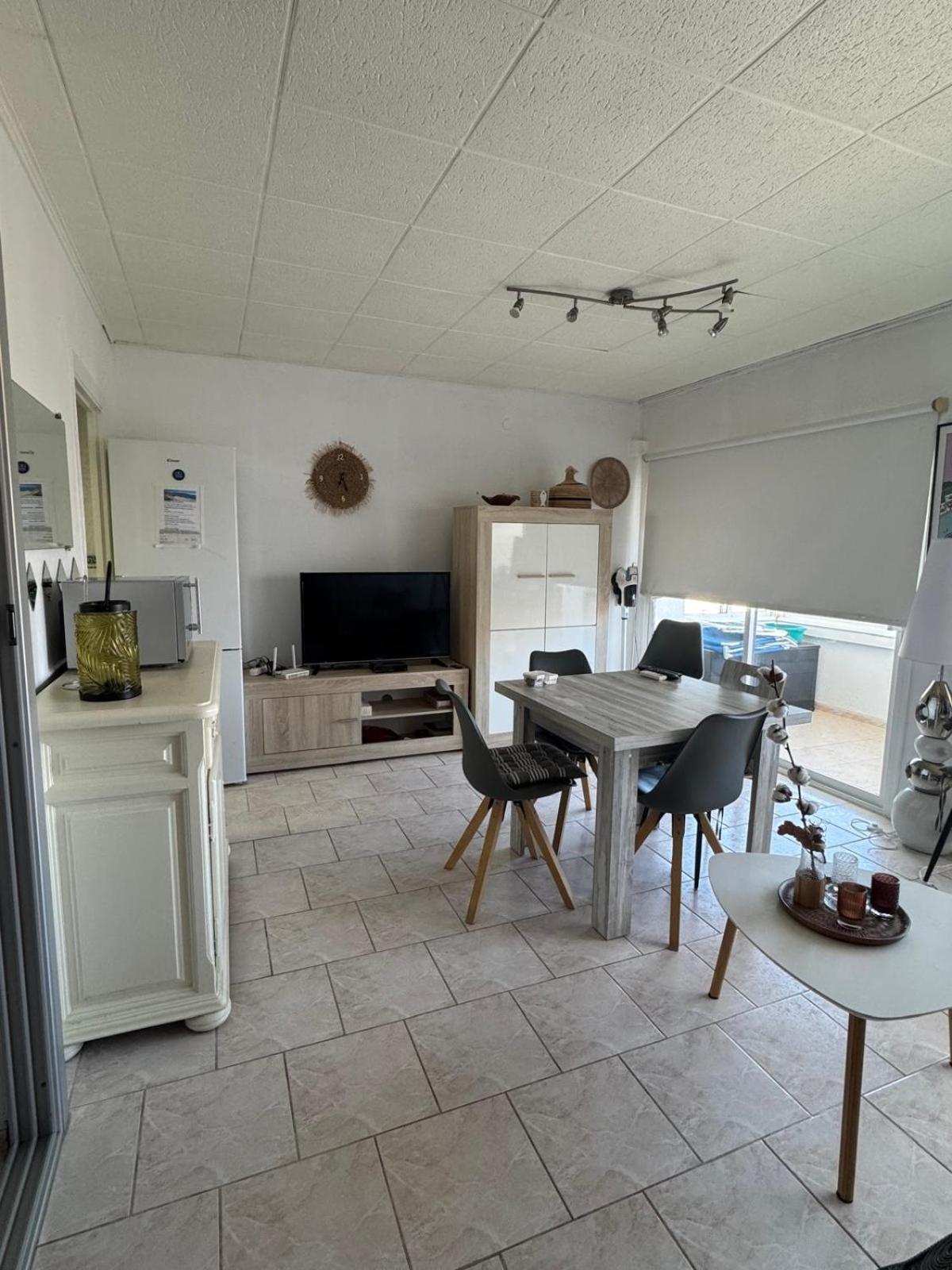Appartement Premiere Ligne De Mer Avec Piscine Roses Exterior photo